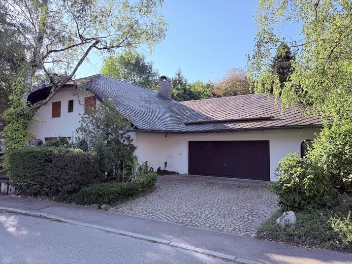 Geniş arsada kırma çatılı villa – Vorderansicht mit Garage