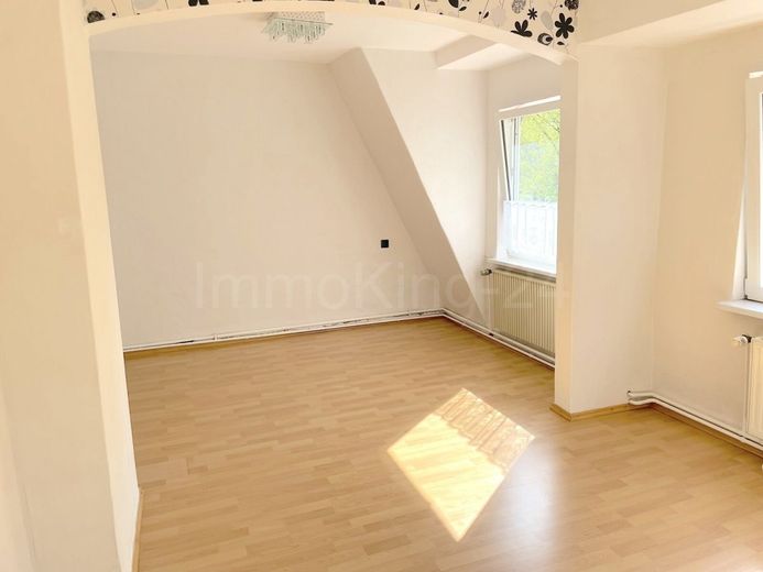 ++ EIN- ZWEIFAMILIENHAUS MIT GROSSEM POTENTIAL!! ++ MEHRGENERATIONEN WOHNEN MÖGLICH! – WOHNBEREICH 2 OBERGESCHOSS