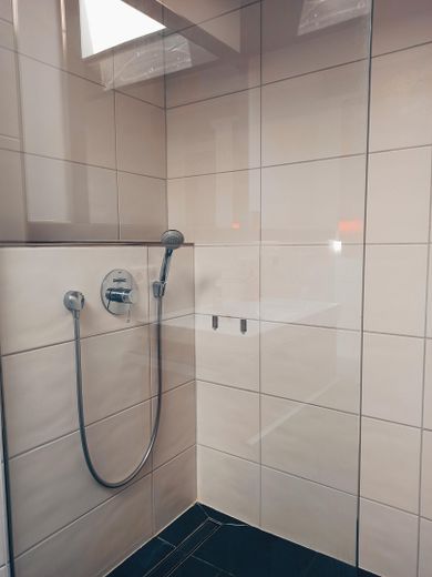 Bad: ebenerdige Dusche