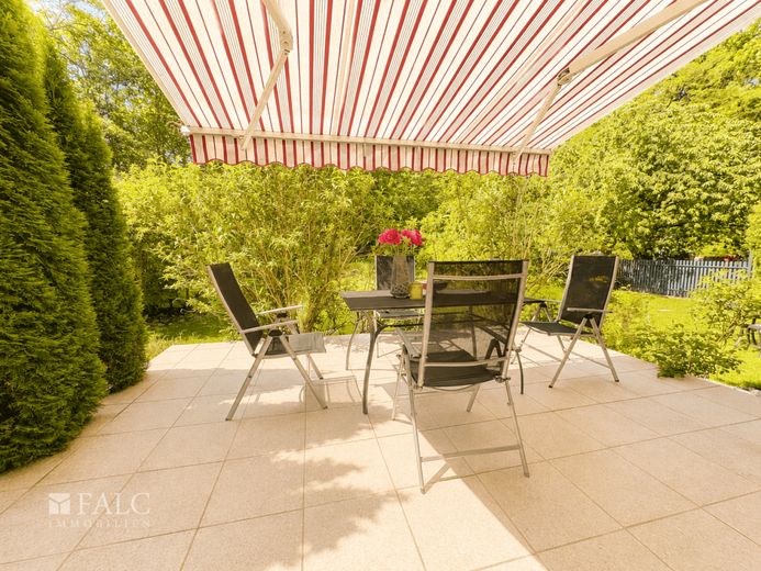 ***Doppelhaushälfte mit Halle und großem Grundstück in Traumlage am Sievertsee*** – Terrasse
