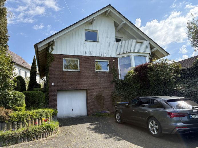 Casa unifamiliare indipendente con garage, terrazza, balcone e ampio giardino – Foto 1