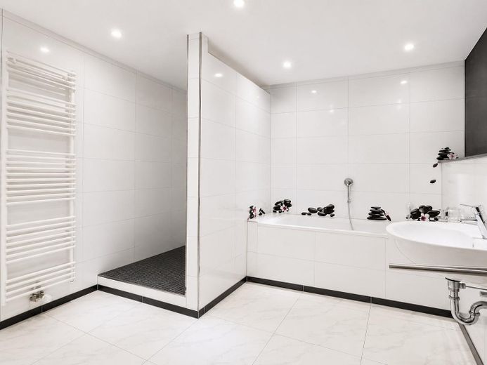 Modernize edilmiş yaşam, yüksek standartta – özel sauna, bol ışık ve hissedilir yaşam lüksü – Bad UG
