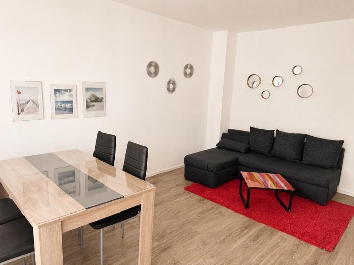 Möblierte 2 Zimmerwohnung mit Balkon in Neu Isenburg zentral – Wohnzimmer