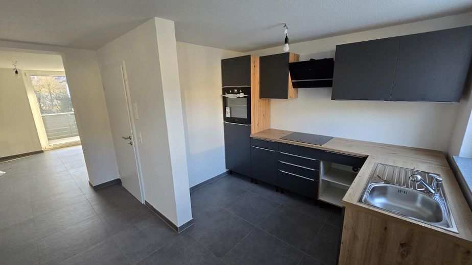 Moderno appartamento di 2,5 locali al piano terra, conforme allo standard KfW-55-EE – efficiente dal punto di vista energetico e dotato di finiture di pregio – Küche