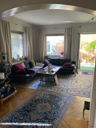 Einfamilienhaus in kühlem Garten – Wohnen
