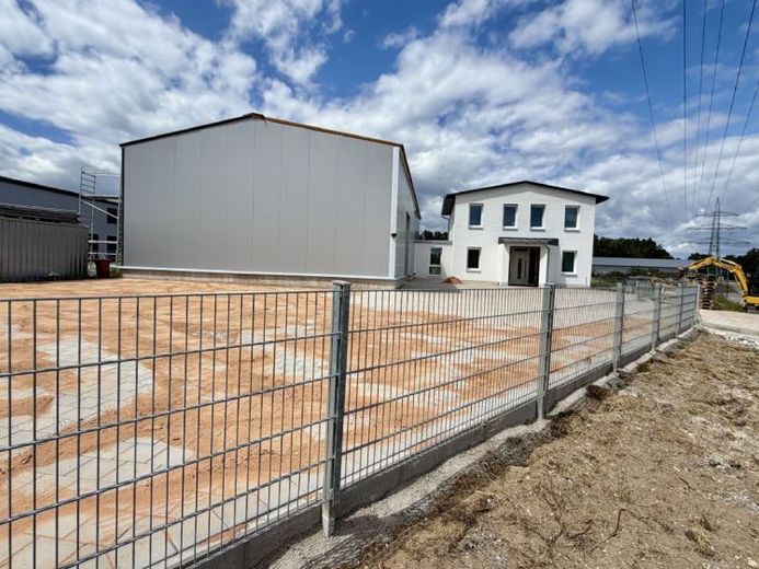 Erstbezug – Modernes, multifunktionales Gewerbeanwesen mit Büro- und Lagerfläche – Foto 1