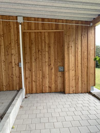 Erstbezug nach hochwertiger Sanierung – schönes Mittelhaus mit Terrasse & Talblick & Carport – Türe zum Schuppen