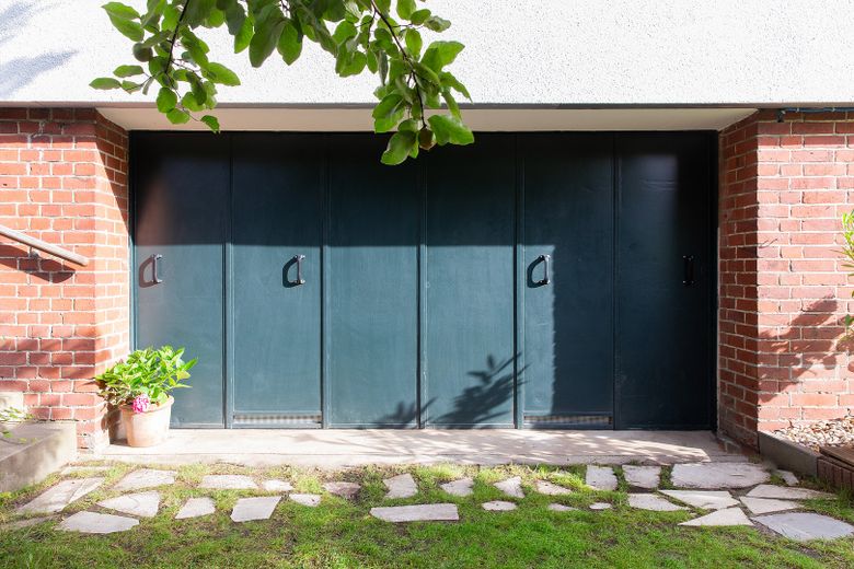 Wohnen + Kapitalanlage: Top gepflegtes, aufwendig saniertes 30er-Jahre-Haus in 1A-Lage Zehlendorf – Restaurierte Garage (Lager)