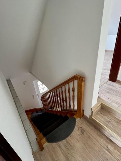 Charmante 4-Zimmer-Maisonette mit Kamin & Einbauküche in Seevetal-Ohlendorf – Treppenaufgang/Flur