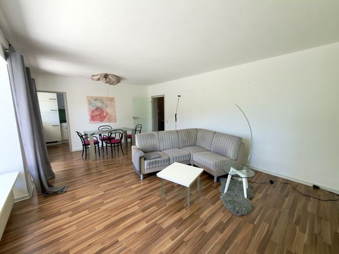Wohnen &amp; Rendite in einer Hand · 3 - 5 Wohneinheiten · Wintergarten &amp; Traumgarten – Blick ins Wohnzimmer Whg. 1