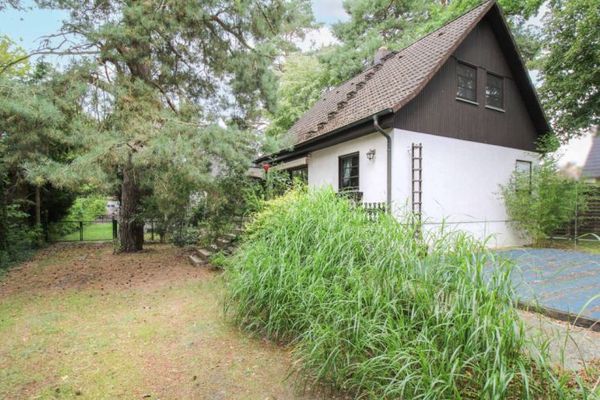 Affascinante casa con piscina, garage e necessità di ristrutturazione nel tranquillo Karolinenhof, vicino al bosco e all’acqua