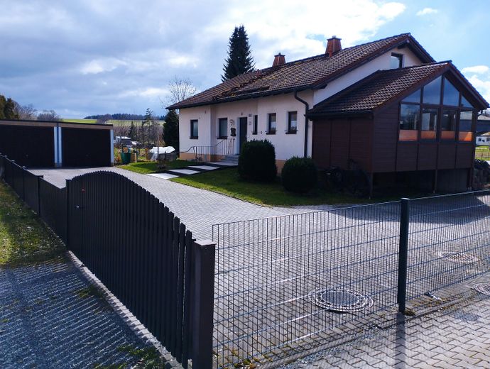 Modernisiertes Landanwesen mit Pferdehaltung | 250 m² | 4.000 m² – Wohnhaus/Zufahrt