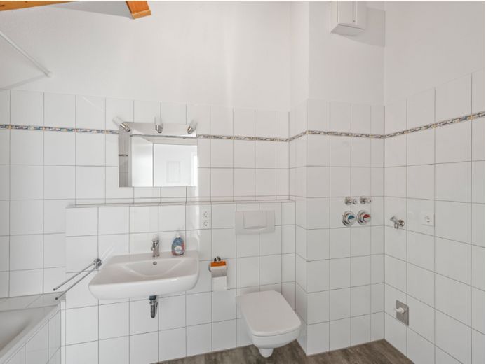 WOHNEN MIT WEITBLICK – STILVOLL, MODERNISIERT UND ZENTRUMSNAH IN RHEINFELDEN – Badezimmer Original