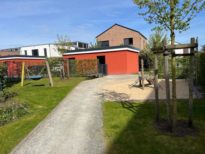 Exklusive neuwertige 3-Zimmer-Wohnung mit schönem Balkon von PRIVAT! – Hausumgebung Bild 2