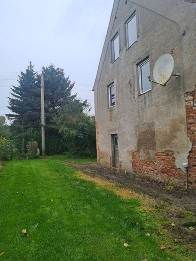 Investmentchance auf Rügen: Mehrfamilienhaus + ca. 3.087 m² Grundstück, Wasser-/Ostseenähe – Giebelseite