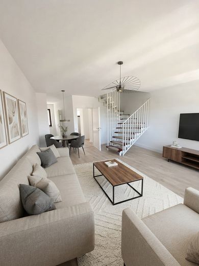 Wohnzimmer (KI-möbliert)