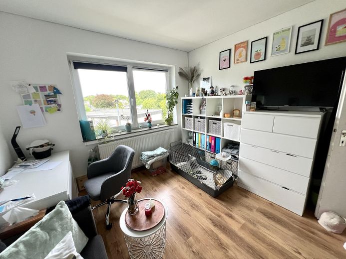 Geräumige 4-Zimmer-Wohnung mit Balkon in gepflegtem Mehrfamilienhaus – Kinderzimmer 1