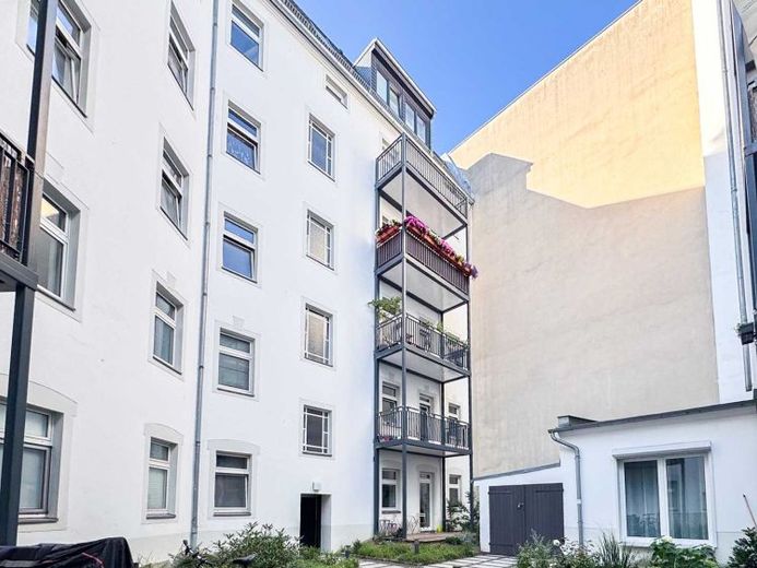 Solide Kapitalanlage in Berlin-Wilmersdorf: Vermietetes Hinterhaus-Apartment mit großen Balkon – Foto 1