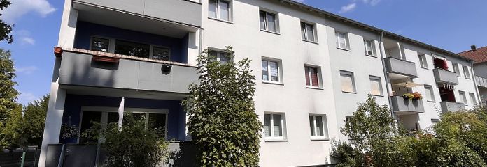 Zentral, aber ruhig gelegene 3-Zimmer Wohnung mit Balkon und Stellplatz als Kapitalanlage, prov.frei – Wohnung/Balkon 1.OG