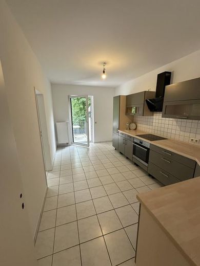 Modernized 3-room ground-floor apartment with garden, terrace and two parking spaces – Küche