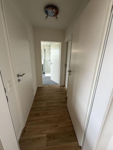 Komplett renoviertes Zweifamilienhaus 160 qm, in ruhiger Alleinlage mit großem Grundstück – Flur EG