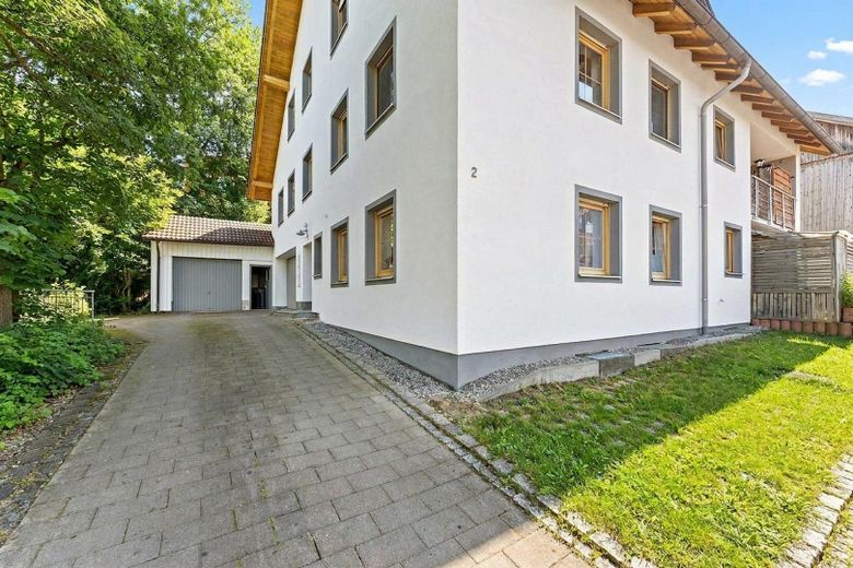 Renovierte 5-Zimmer-Dachgeschosswohnung mit Balkon, Garage und Effizienzklasse A+ – provisionsfrei – Hausansicht