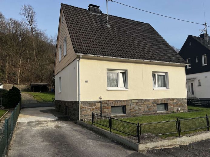 Raum für Kinder, Leben und gemeinsame Zeit - großzügiges Familienhaus mit Charme – Außenansicht