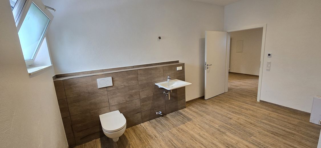 Bonito apartamento de 2,5 habitaciones con terraza y jardín / adaptado para silla de ruedas – Duschbad