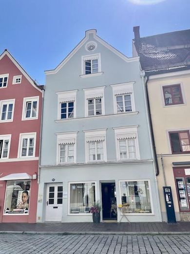 Laden in der Altstadt von Landsberg in kernsaniertem mittelalterlichen Stadthaus – Hausansicht
