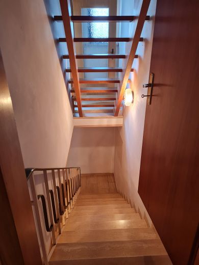 Treppe zum Keller u.Garage