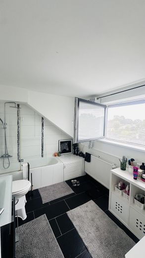 Casa unifamiliare modernizzata con 187 m² di superficie abitabile, 6 locali, garage e giardino, senza intermediario – Badezimmer OG