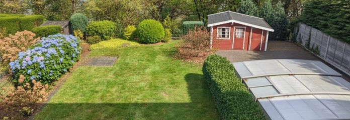 Garten mit überdachtem Pool