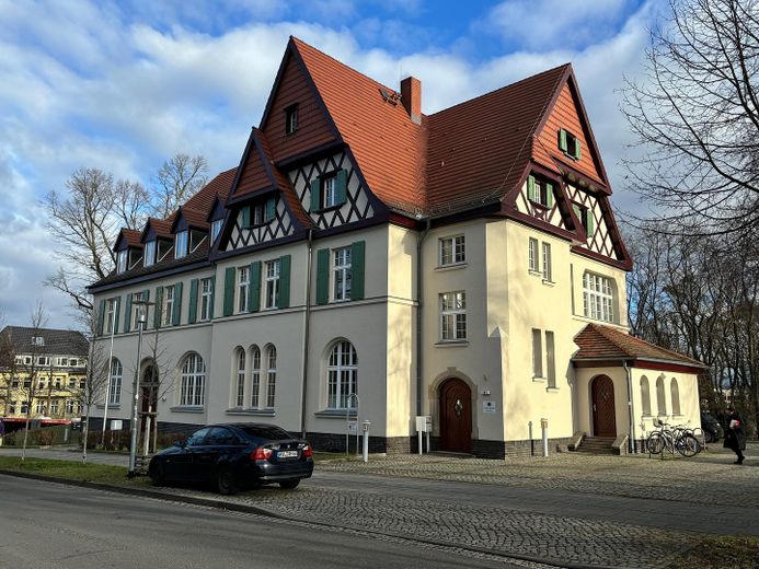 Wohnen im Denkmal: frisch sanierte 143-m²-Dachgeschosswohnung mit Haus-im-Haus-Charakter – Foto 1