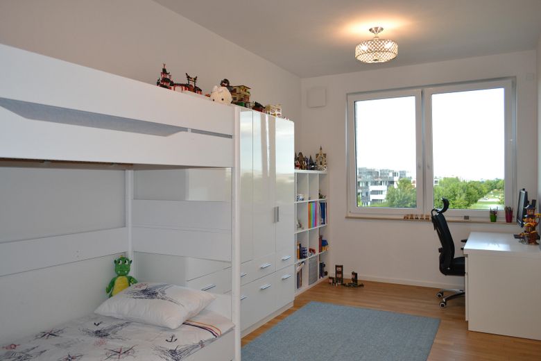 Beautiful 3-room apartment with a park view and plenty of sunlight in Riedberg, Frankfurt am Main – Schlafzimmer 1