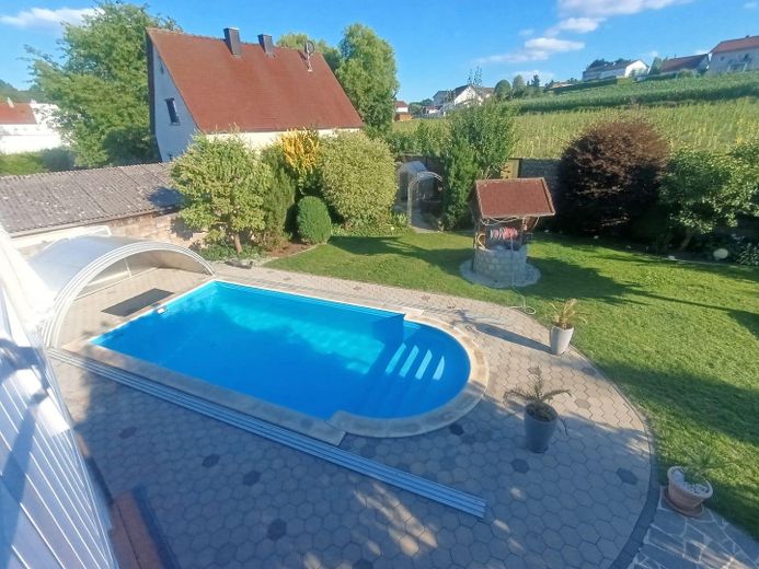 Zweifamilienhaus mit 302 m² Wohnfläche in Wildenberg – Ausblick Pool