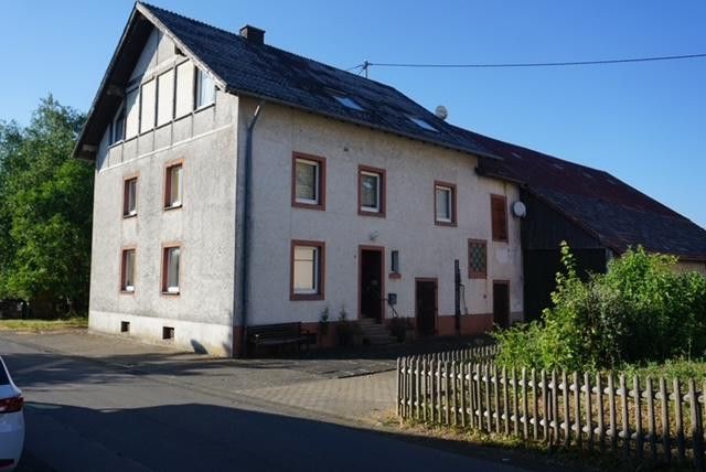 RESERVIERT! Ehemalige Hofstelle mit enormem Potenzial und Erweiterungsoption in Laufeld! – Wohnhaus Straßenansicht