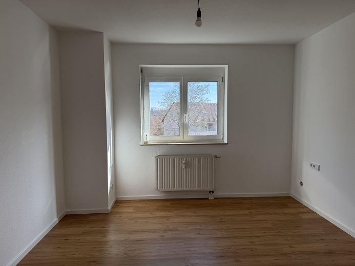 (Reserviert) Frisch renovierte 2,5-Zi.-DG-Wohnung mit Balkon & 2 Stellplätzen – provisionsfrei – Schlafzimmer 1