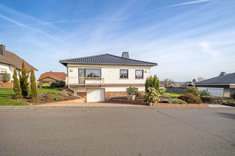 Sommer in Ihrem neuen Zuhause - Bungalow mit Terrasse - Balkon - Garage und viel Garten in Krunkel – Straßenansicht