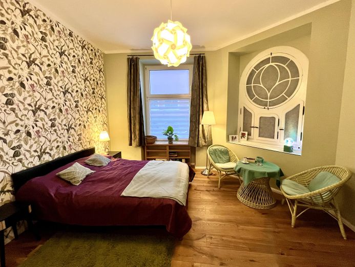 Schlafzimmer mit Sitzecke