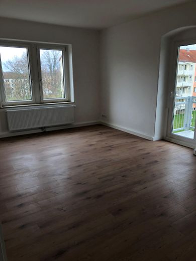Işıkla dolup taşan 3 odalı daire, balkon ve modern banyo ile – Wohnzimmer 