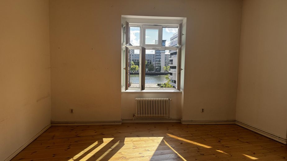 Vistas directas al Spree | 107 m² disponibles para ocupar | Ascensor | Sin comisión | 3–4 habitaciones – Wohnzimmer