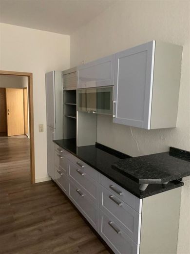 Großzügige 4-Zimmer mit Laminat, EBK und Wannenbad in guter Lage – photo-2023-10-30-09-21-50~03