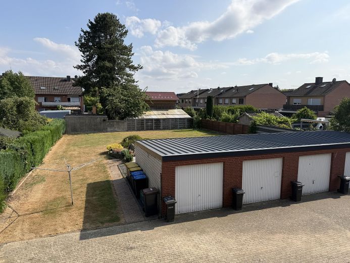 Ruhige Wohnung mit Gartennutzung im 1. OG – Blick von Balkon
