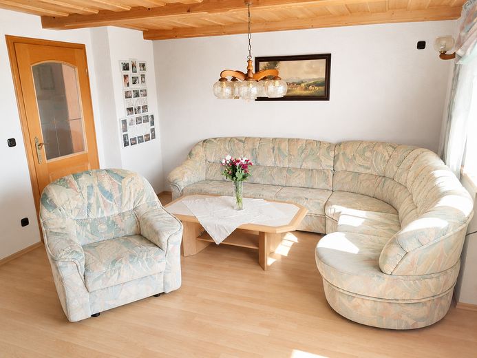 Ampia casa nel verde – utilizzo versatile, disponibile a breve | 659.000 € – Wohnzimmer OG