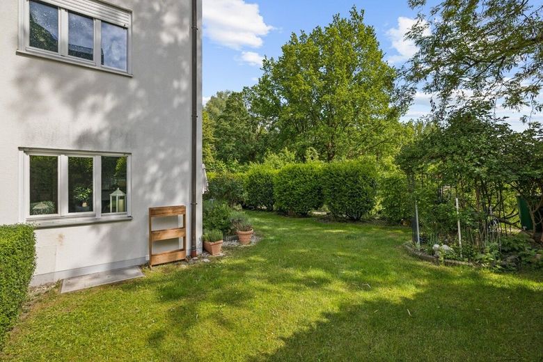 EG-Wohnung mit 134 m² großem Süd-Westgarten und direkt zugänglichem beheiztem Hobbyraum (21 m²) – Westseite