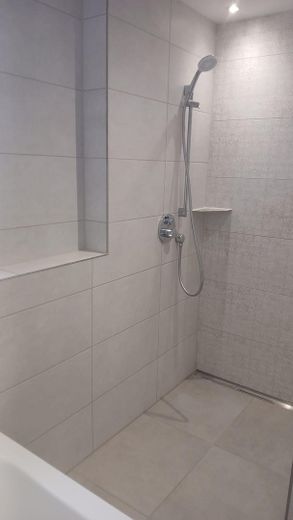 Schöne Erdgeschoss Wohnung, frisch saniert – Bad/Dusche