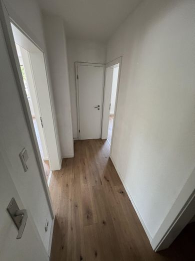 Frisch renovierte/sanierte, helle 2-Zimmerwohnung m. Wohnküche + Tageslicht-Duschbad – Flur