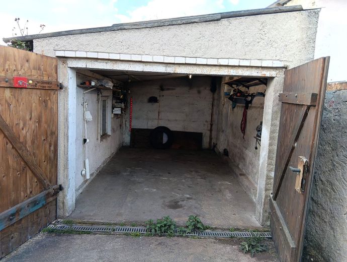 Seltenes Fundstück neu kalkuliert: Haus mit Hof, Werkstatt & 3.085 m² Grundstück – nur 69.999 € – Garage