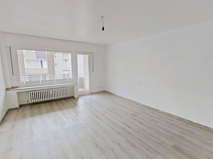 Luminoso appartamento di 3 locali con BALCONE e cucina spaziosa a Duisburg-Marxloh – Ansicht I: Wohn- und Esszimmer