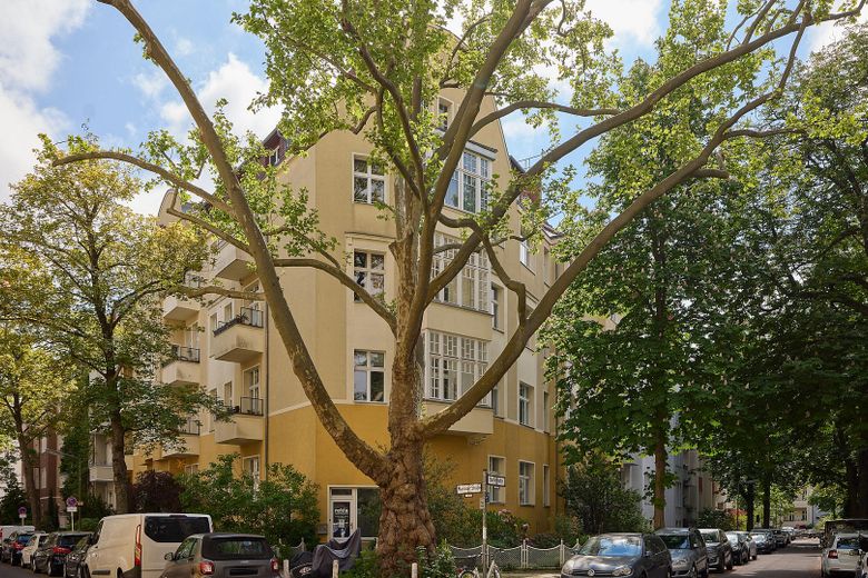 Friedenau: Vivienda antigua de 3 habitaciones para primera ocupación con balcón, ducha y bañera exenta, sin comisión – Das Eckhaus von 1905